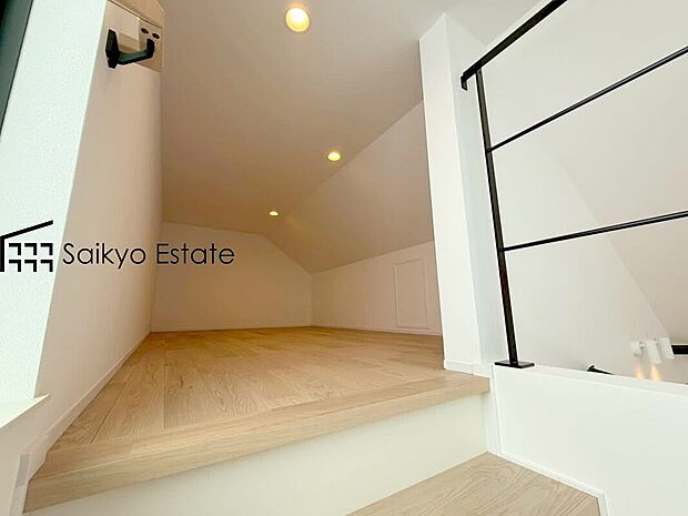 【小屋裏収納】収納力がアップする固定階段式小屋裏収納付き。季節のものや、イベントでしか使わない使用頻度の低いものをしまっておくのに便利です。
