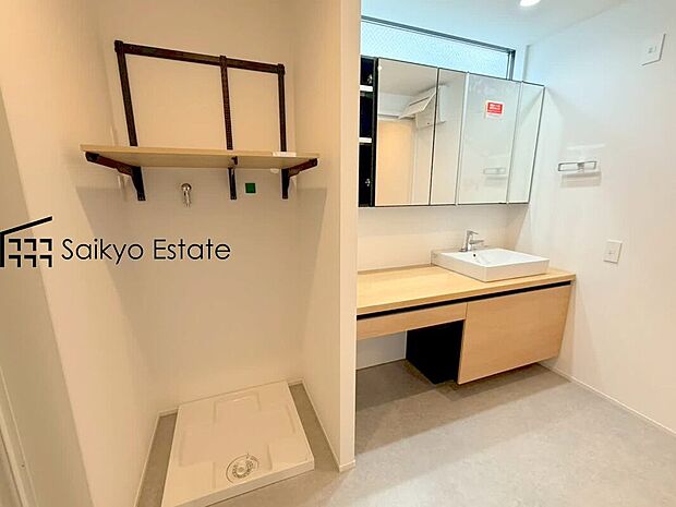 【シャワー付き洗面化粧台】洗面台には三面鏡を採用。身だしなみを整えやすい事はもちろんですが、鏡の後ろに収納スペースを設ける事により、散らかりやすい洗面スペースをすっきりさせる事が出来るのも嬉しいですね。
