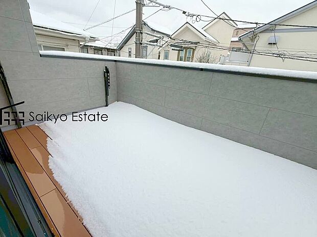 【バルコニー】2箇所にバルコニーがございますので、洗濯物の他、お布団なども沢山同時に干せて便利です！
