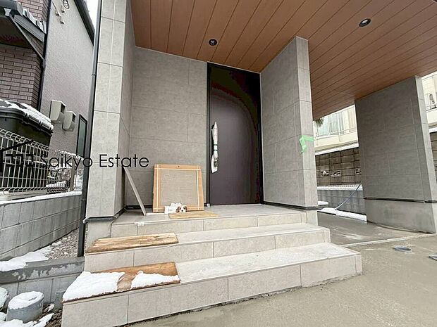 【玄関】家の顔となる玄関は、格調高いデザイン性が求められます。高級感と断熱性、防犯性に優れた玄関ドアを標準装備。
