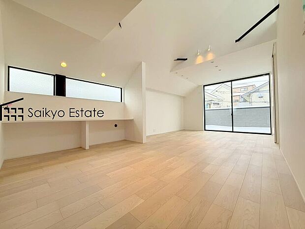 【リビング】開放感と採光にこだわったLDKです。陽光いっぱいの空間で家族団らんの時間も増えそうですね！広々リビングは床暖房システム。家族が一番集まる場所は暖かい快適空間をご用意しました。

