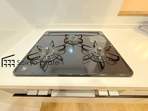 【3口ガスコンロシステム】「3口ガスコンロシステム」はたくさんの料理が同時に作れて便利な上、凹凸が少ないフラットトップなのでお掃除も楽々です。
