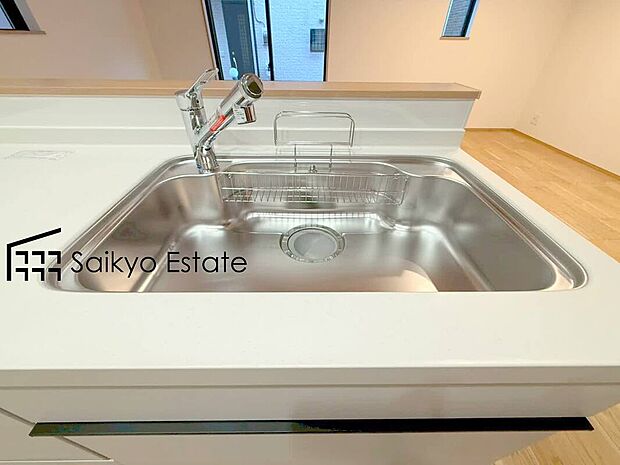 【浄水器】「浄水器」をスリムに内蔵したハンドシャワー式の水栓金具です。シンクもスッキリ！
