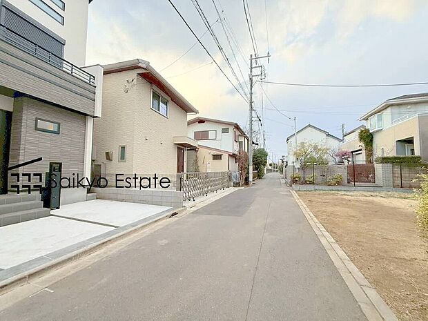【前面道路】交通量の少ない前面道路ですので、小さなお子様がおられるご家庭でも安心してお住まいいただけます。