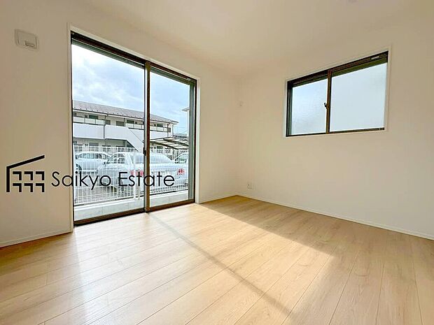 【居室】2面採光で明るく風通しも良好です！天気の良い日は是非窓を開けて空気の入れ替えをしてみるのはいかがでしょうか♪