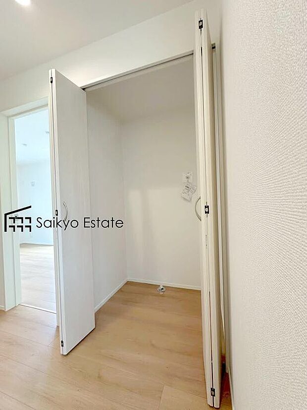 【ランドリースペース】1階ホール部分にランドリースペースがございます。収納式ですので、生活感を隠せるのは嬉しいですね。