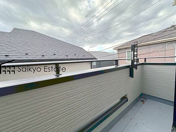 【バルコニー】お洗濯物やお布団を干すのに十分なスペースを確保したバルコニー。南向きで陽当たりも良好です♪