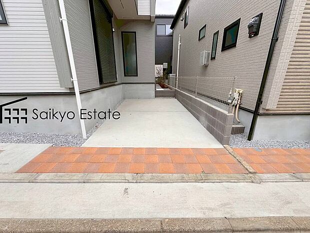 【駐車場】カースペースはコンクリート仕上げの為、雨の日でも足元が気になりません！自転車やバイクを置くスペースもございます！