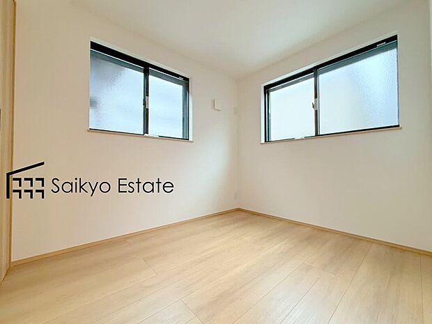 【居室】2面採光で明るく風通しも良好です！天気の良い日は是非窓を開けて空気の入れ替えをしてみるのはいかがでしょうか♪