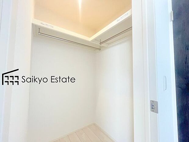 【WIC【施工例】】ひと目で収納物を確認できるウォークインクロゼットは、ゆとりの広さを備えた大型収納。数多くの衣類に加え、足元には引出しや衣装箱、シューズボックスなども収納することができます。