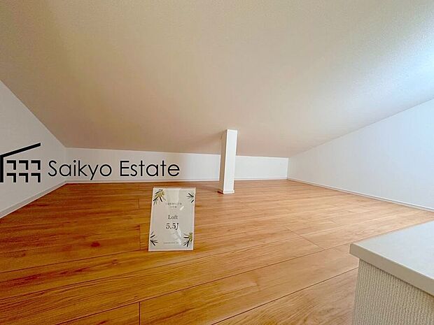 【ロフト】固定階段による広々ロフト付き！重い荷物も運べて便利です！季節の物やアウトドアグッズなど使用頻度の低い物を収納して生活空間を広々とお使いいただけます。