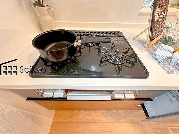 【3口ガスコンロシステム】「3口ガスコンロシステム」はたくさんの料理が同時に作れて便利な上、凹凸が少ないフラットトップなのでお掃除も楽々です。
