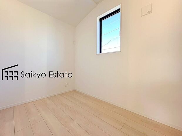 【テレワークルーム（6号棟）】2階のホール部分から出入りが出来る3帖のテレワークルームがございます。納戸や趣味の部屋としても使用できる便利な空間です。