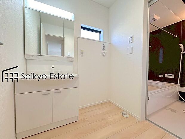 【シャンプードレッサー付洗面化粧台】「シャンプードレッサー付きの洗面台」は暮らしを快適にしてくれます。朝の身支度もスムーズに♪
