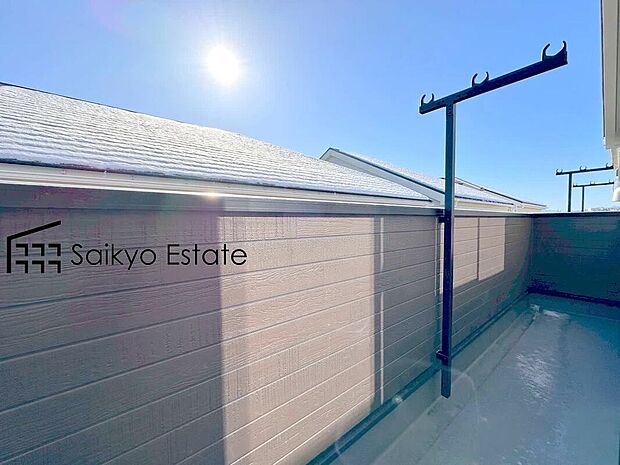 【バルコニー（6号棟）】2部屋から出入りが出来る続きバルコニーは家事動線が良く、沢山の洗濯物やお布団がいっぺんに干せます！南向きで陽当たりも良好です♪