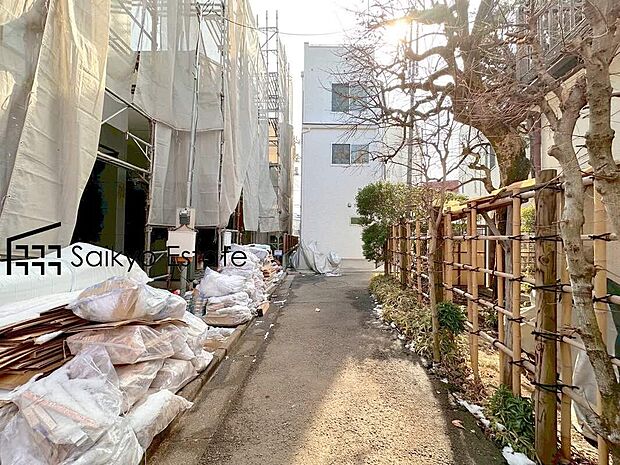 【前面道路】交通量の少ない前面道路ですので、小さなお子様がおられるご家庭でも安心してお住まいいただけます。