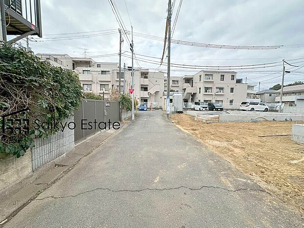 【前面道路】交通量の少ない前面道路ですので、小さなお子様がおられるご家庭でも安心してお住まいいただけます。