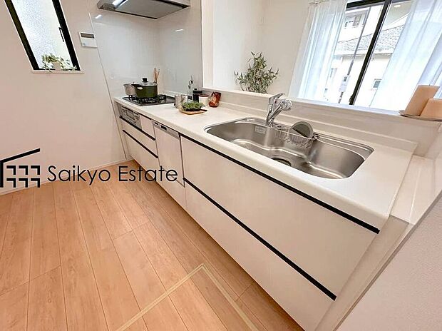 【キッチン【施工例】】リビングにいる家族とコミュニケーションをとりながら作業が出来る人気のカウンターキッチン。お子様がリビングにいても目が届くので安心です。