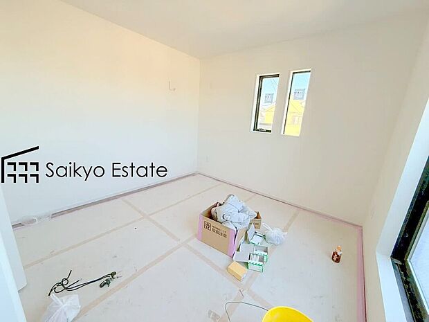 【居室】2面採光で明るく風通しも良好です!天気の良い日は是非窓を開けて空気の入れ替えをしてみるのはいかがでしょうか♪