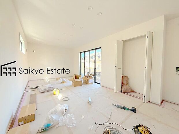 【リビング】リビングには2箇所に床暖房を完備。冬でもポカポカ快適空間!空気を汚さずに室内を快適な温度に保ちます。