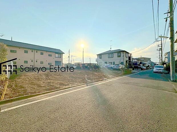 【現地写真】6ｍ道路に面した開放感のある立地！風致地区の為、隣棟との間隔がございます！風通しも良好です♪