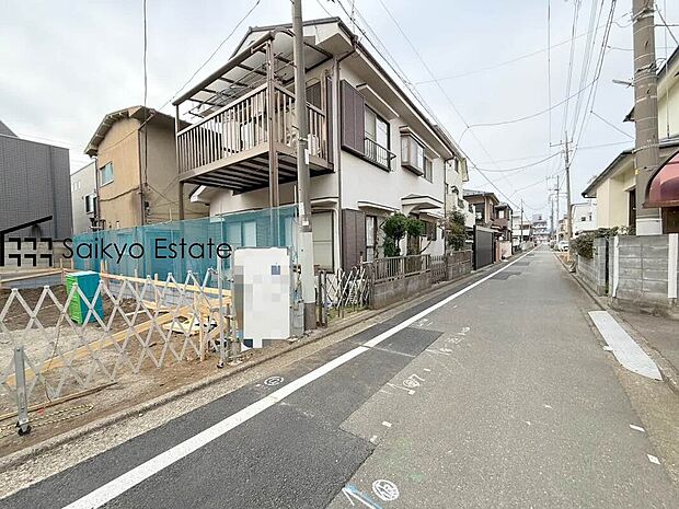 【前面道路】子育てにも嬉しい、緑豊かな自然が広がる閑静な住宅地、南向きの邸宅です。この機会に是非現地をご覧ください。