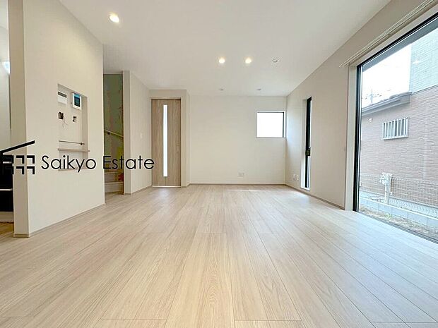 【リビング】開口部の大きな窓！陽当り良好なリビングです。うれしい床暖房完備で寒い季節も足元から暖めてくれます！
