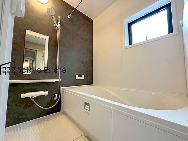 【浴室】一日の疲れを癒してくれる広々バスルーム♪雨の日のお洗濯にも大活躍な浴室暖房乾燥機付きです！