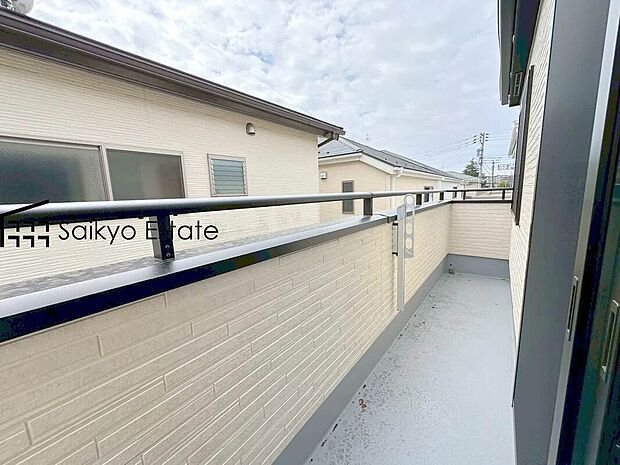 【バルコニー（2号棟）】お洗濯物やお布団を干すのに十分なスペースを確保したバルコニー。南向きで陽当たりも良好です♪
