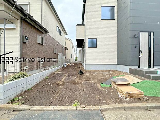 【駐車場（2号棟）】カースペースはコンクリート仕上げの為、雨の日でも足元が気になりません！自転車やバイクを置くスペースもございます！

