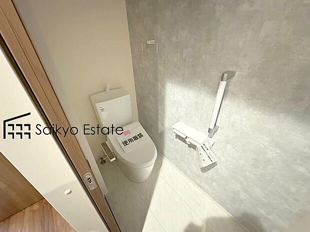 【ウォシュレット付トイレ】「温水清浄便座付きトイレ」は日々の生活を快適にしてくれます。毎日使う場所だからこそ、こだわりたいポイントですね。
