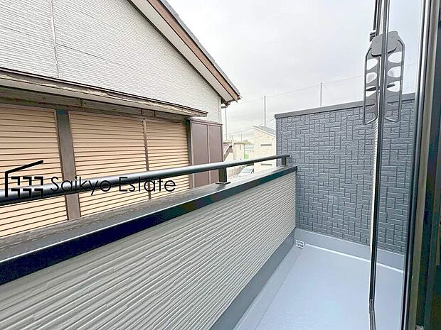 【バルコニー】リビングから出入りの出来る南向きのバルコニーは室内に陽光が差し込み気持ちの良い空間にしてくれます♪