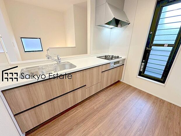 【キッチン】リビングにいる家族とコミュニケーションをとりながら作業が出来る人気のカウンターキッチン。お子様がリビングにいても目が届くので安心です。