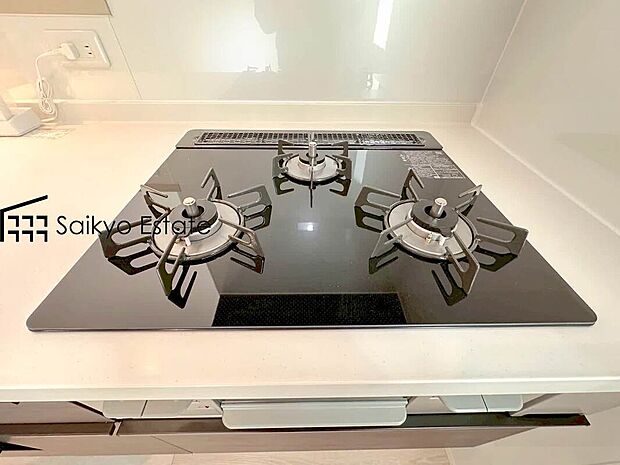 【3口ガスコンロシステム】「3口ガスコンロシステム」はたくさんの料理が同時に作れて便利な上、凹凸が少ないフラットトップなのでお掃除も楽々です。
