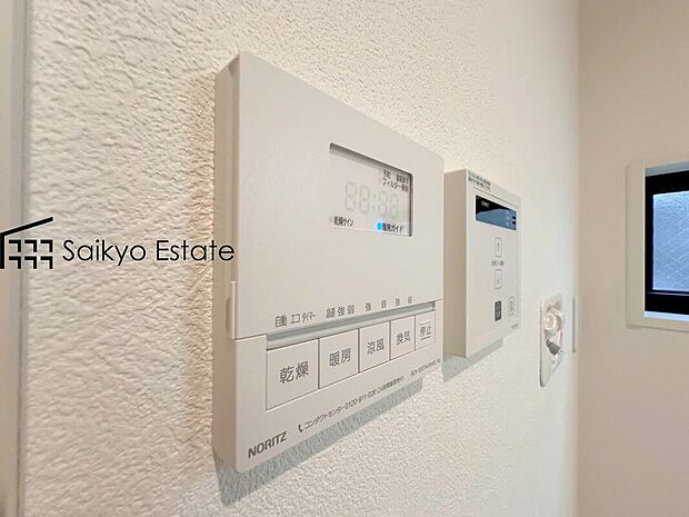 【浴室乾燥機】梅雨や花粉の時期、雨の日の洗濯物の乾燥に重宝します。寒い冬も入浴前の暖房運転で快適なバスタイムを♪
