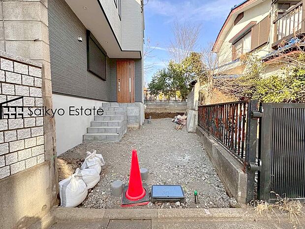 【カースペース】駐車2台可能です！来客時などに便利な他、セカンドカーをお持ちの方、購入をご検討の方は必見です！