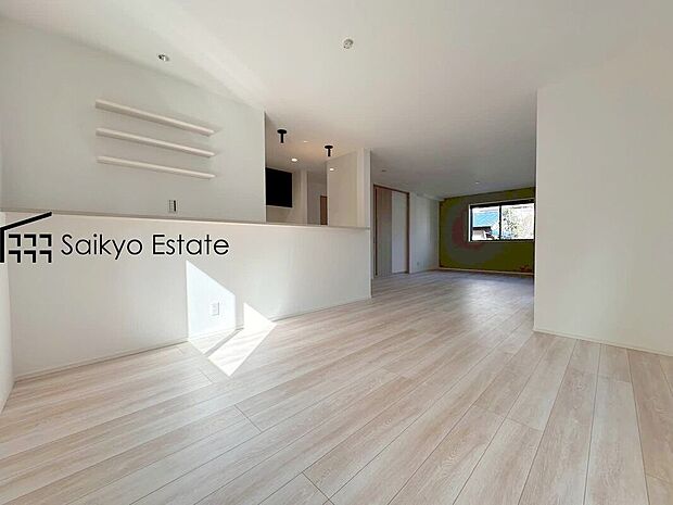 【リビング】開放感と採光にこだわった23.75帖の広々としたLDKです。陽光いっぱいの空間で家族団らんの時間も増えそうですね！