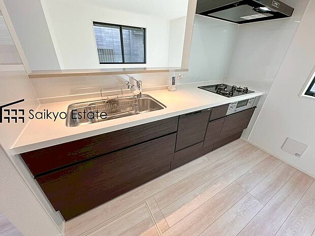 【キッチン】リビングにいる家族とコミュニケーションをとりながら作業が出来る人気のカウンターキッチン。お子様がリビングにいても目が届くので安心です。食洗機付きです！