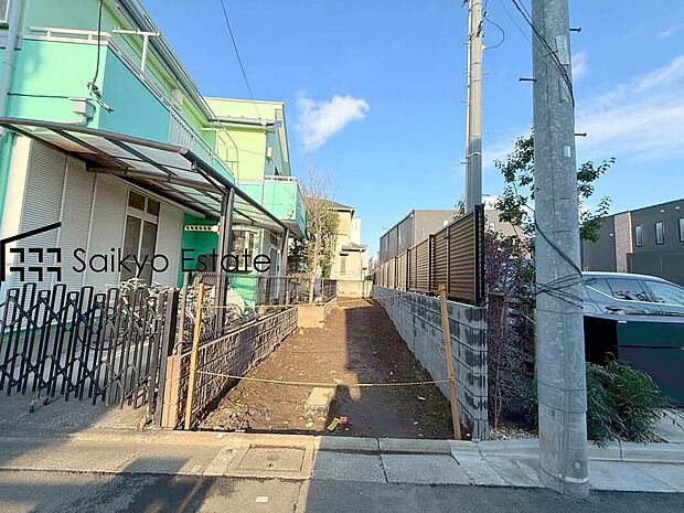 【前面道路】周辺は公園や緑地が点在する緑豊かな住環境です。この機会に是非、周辺環境も併せて現地をご覧ください。