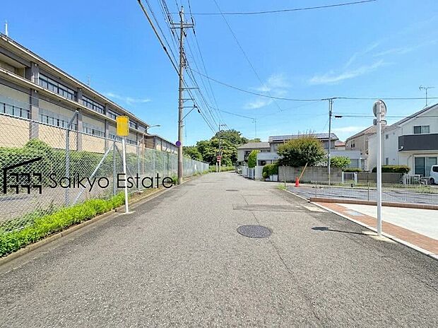 【前面道路】交通量の少ない前面道路ですので、小さなお子様がおられるご家庭でも安心してお住まいいただけます。
