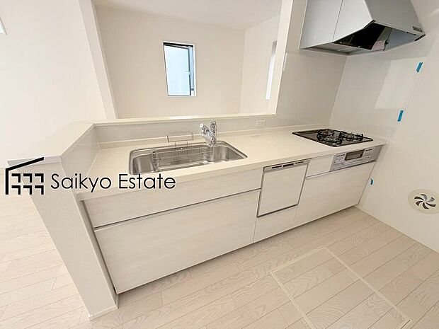 【キッチン【施工例】】リビングにいる家族とコミュニケーションをとりながら作業が出来る人気のカウンターキッチン。お子様がリビングにいても目が届くので安心です。