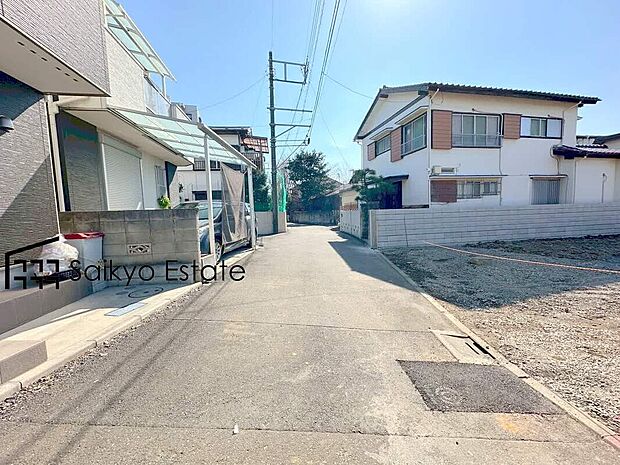 【前面道路】交通量の少ない前面道路ですので、小さなお子様がおられるご家庭でも安心してお住まいいただけます。
