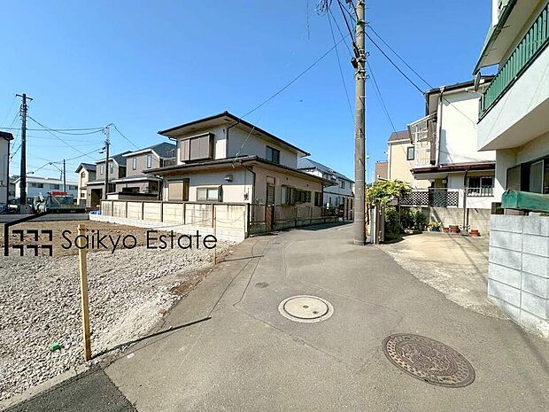 【前面道路】小学校まで徒歩約2分、中学校まで徒歩約11分でお子様が無理なく通える距離です。保育園や幼稚園も近くに多数あり、子育てファミリーには嬉しい環境です！コンビニまで徒歩約3分で急なお買い物も安心です！