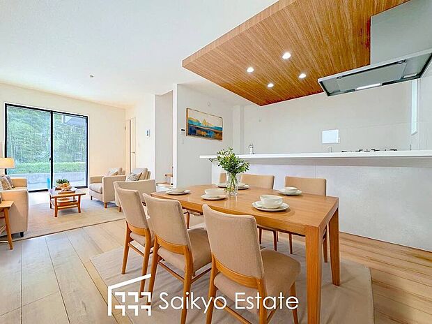 【リビング【施工例】】開放感と採光にこだわった16帖の広々としたLDKです。陽光いっぱいの空間で家族団らんの時間も増えそうですね！
