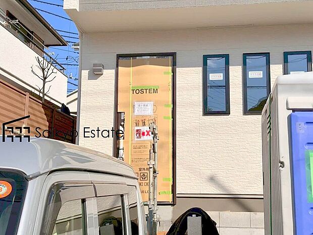 【玄関】家の顔となる玄関は、格調高いデザイン性が求められます。高級感と断熱性、防犯性に優れた玄関ドアを標準装備。
