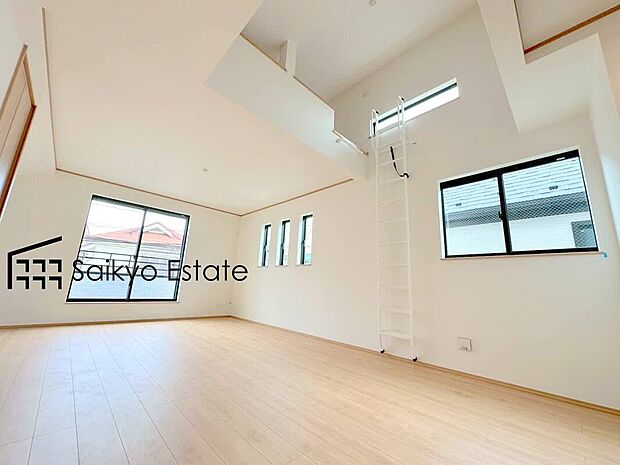 【リビング【施工例】】開放感と採光にこだわったLDKです。陽光いっぱいの空間で家族団らんの時間も増えそうですね！
