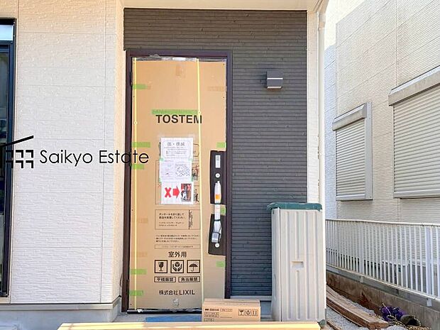 【玄関】家の顔となる玄関は、格調高いデザイン性が求められます。玄関は、高級感と断熱性、防犯性に優れた玄関ドアを標準装備。