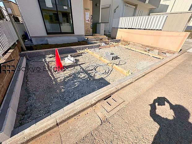 【カースペース】駐車スペースはコンクリート仕上げの為、雨の日でも足元が気になりません!自転車やバイクを置くスペースもございます!