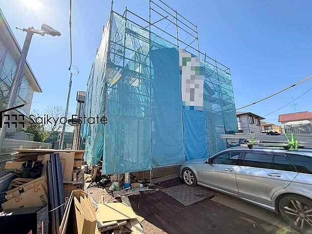 【外観】駐車スペースはコンクリート仕上げの為、雨の日でも足元が気になりません！自転車やバイクを置くスペースもございます！車種にもよりますが、C号棟は2台駐車可能です！
