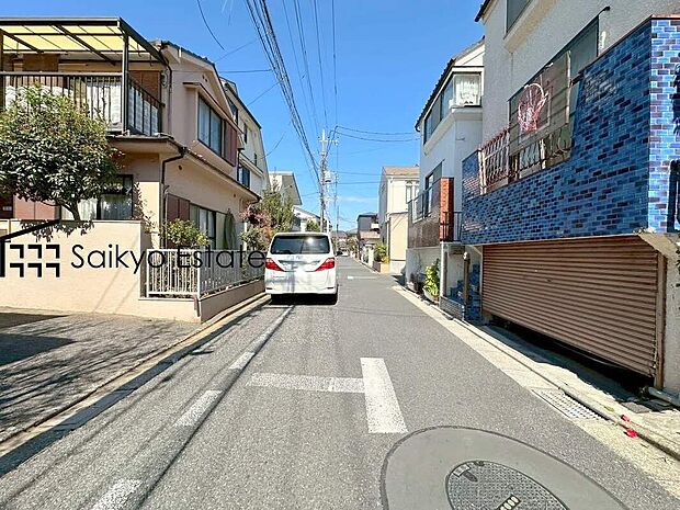【前面道路を含む現地写真】スーパー、コンビニ、ドラッグストアが徒歩9分圏内に点在し、生活環境良好です！急なお買い物も安心です♪